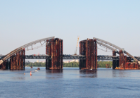 Київський Подільсько-Воскресенський міст, будівництва якого було розпочато в 2003 році, повинен отримати 8 мільйонів доларів на прискорення будівництва семикілометрового автомобільного та залізничного моста через річку Дніпро