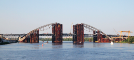 Київський Подільсько-Воскресенський міст, будівництва якого було розпочато в 2003 році, повинен отримати 8 мільйонів доларів на прискорення будівництва семикілометрового автомобільного та залізничного моста через річку Дніпро