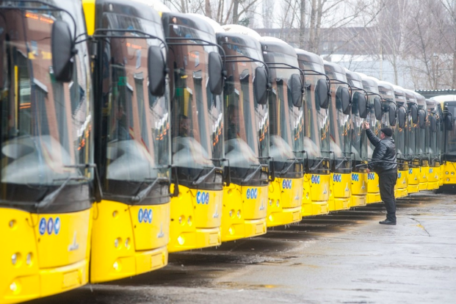 Отмечая, что в Украине пять производителей троллейбусов и 10 производителей автобусов, аналитик ГМК, национального новостного сайта по металлам, Андрей Глущенко говорит