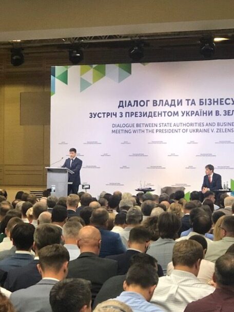 На Донбассе он призвал к 10 миллиардам долларов государственных и частных инвестиций в дороги и рабочие места в районах, прилегающих к зоне военных действий.