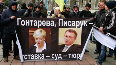 Сьогодні, коли команда МВФ летить до Києва, колишній вашингтонський колега Олександр Писарук може сісти у в’язницю в очікуванні звільнення під заставу.