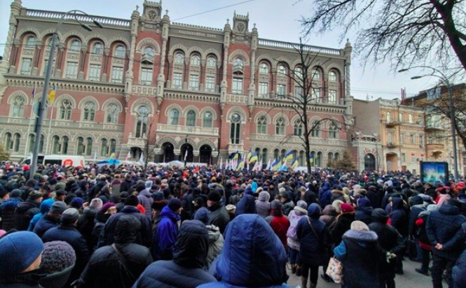 Ukraine’s central bank directly accused oligarch Igor  Kolomoisky Wednesday of orchestrating an attack of slander paid protests and “an attempt by hired thugs to forcibly invade”