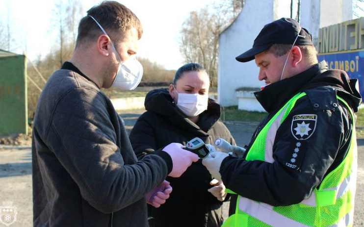 Все 24 региона Украины, включая Киев, сегодня должны установить контрольно-пропускные пункты на автодорогах для наблюдения за состоянием здоровья людей