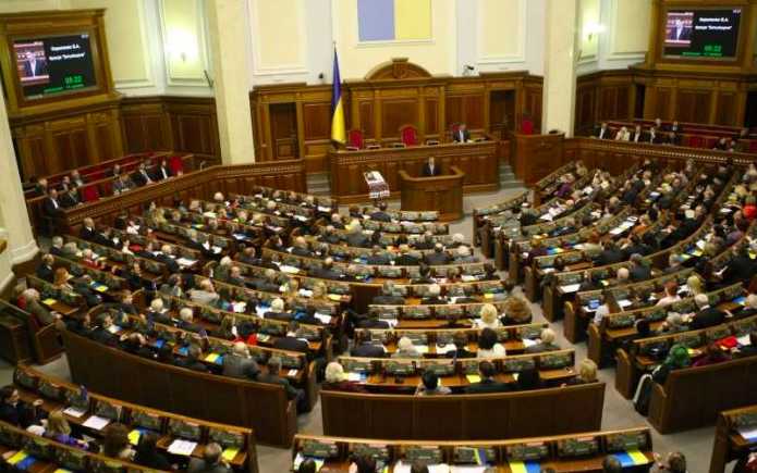 Окремо міністр інфраструктури Владислав Криклій розкритикував тимчасове керівництво UZ за те, що воно не зробило активних дій з продажу непрофільних активів, що не реструктуризувала кредити і не знизило тарифи, щоб залучити користувачів для 15 000 вільних вантажних вагонів.