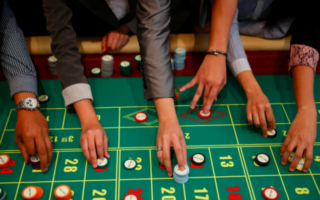 Президент Зеленский вчера подписал закон об азартных играх, положивший конец десятилетнему запрету на использование казино и игровых автоматов в Украине.
