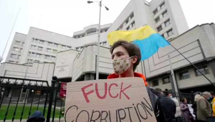 «Zelensky est confronté à un moment charnière dans sa confrontation avec la Cour constitutionnelle», titre le Financial Times dans un rapport de Kiev.