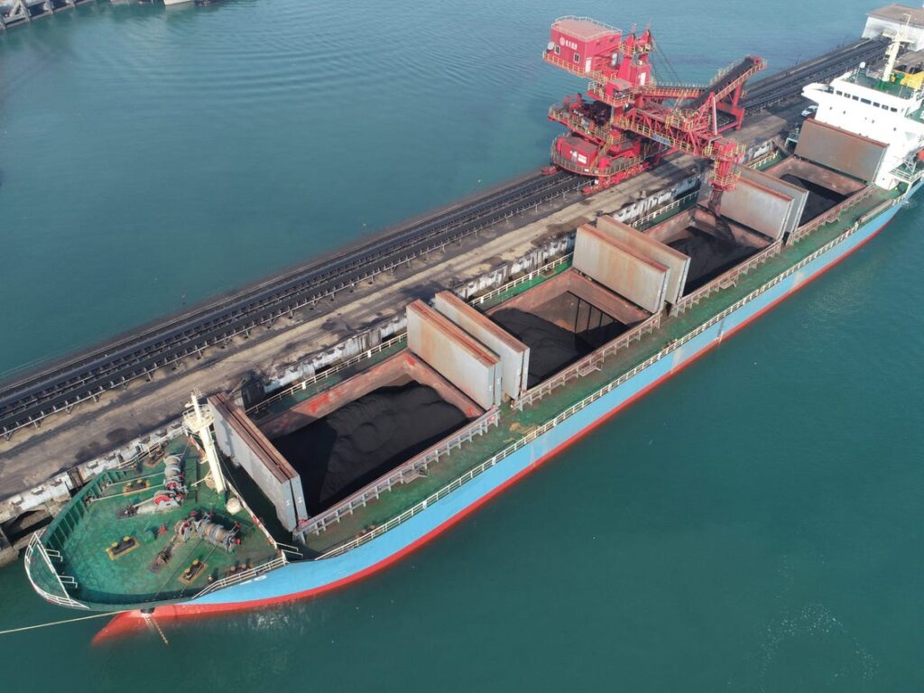 The second of seven ships transporting 66,000 tons of coal from the US has arrived in Ukraine.