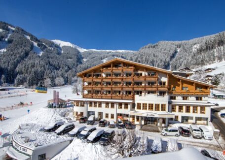 Właściciele hoteli w kurortach narciarskich będą karani grzywną za to, że turyści nie posiadają dokumentów potwierdzających ich status COVID