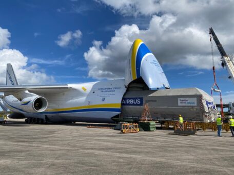 La aeronave Antonov transportó un satélite turco para su lanzamiento por SpaceX.