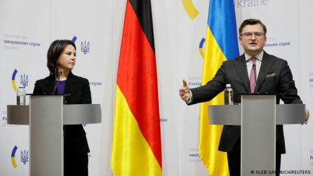 Германия обещает Украине финансовую поддержку, но не оружие.