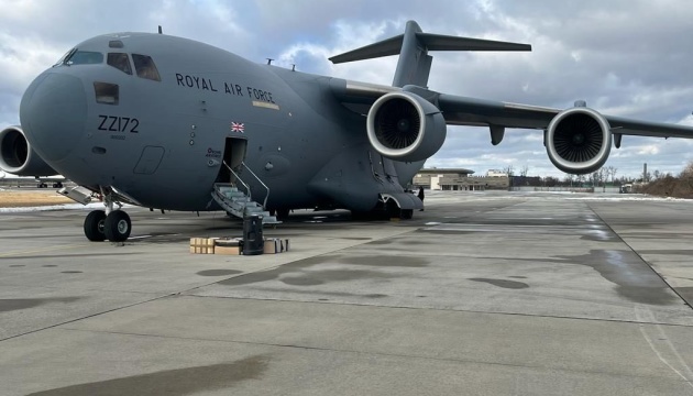 British and US planes arrived in Kyiv with military aid.