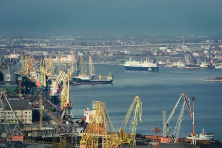 Уряд закрив порти Бердянська, Маріуполя, Скадовська та Херсона.