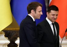 The French President urged Ukraine and Russia to implement the Minsk agreement.