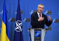 НАТО та ЄС повинні перестати скаржитися та збільшити допомогу Україні.