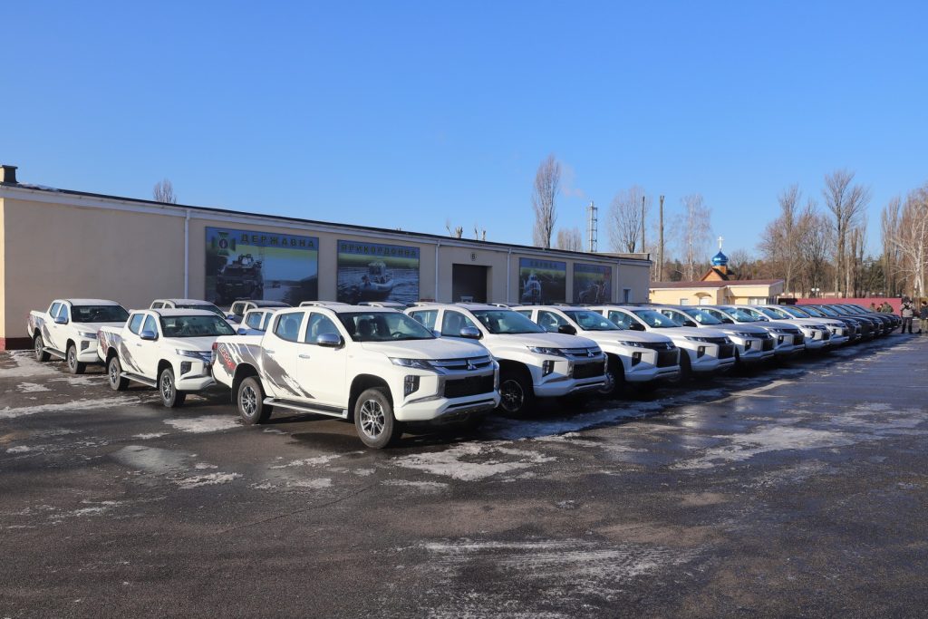 Ukrainian State border guards received the first batch of SUVs from the USA.