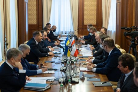 Україна та Польща домовилися про зняття обмежень на транзит залізничних вантажних вагонів.
