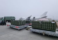 Más ayuda militar de Estados Unidos y Reino Unido llegó a Ucrania el domingo.