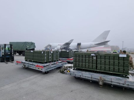 Más ayuda militar de Estados Unidos y Reino Unido llegó a Ucrania el domingo.