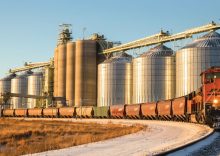 Украина начинает экспортировать зерно в Европу по железной дороге.