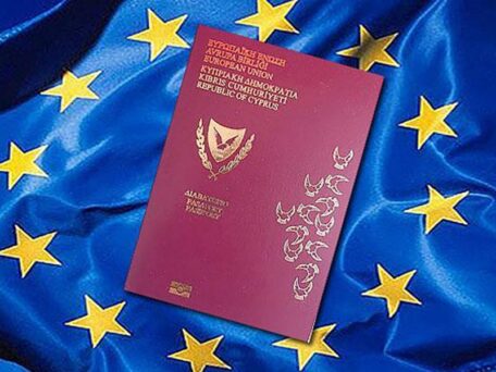 Члени ЄС вилучають золоті паспорти у росіян і білорусів, які потрапили під санкції.