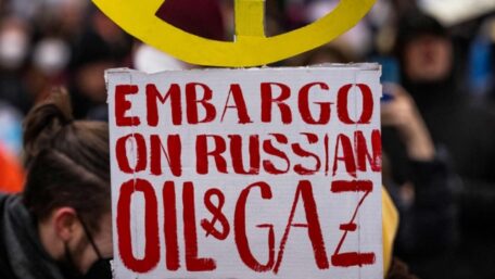 Зеленский призвал Европу как можно скорее отказаться от российской нефти.