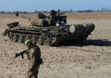 A Russian soldier handed over a tank to Ukrainians for a reward.