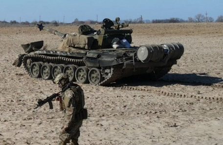 Российский солдат передал танк украинцам за вознаграждение.