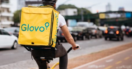 Glovo y Rosetka retoman sus servicios.