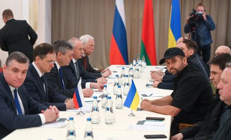 La première réunion des délégations russes et ukrainiennes, l’Ukraine a tenu le premier tour de pourparlers.