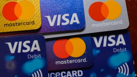 NBU żąda, aby Visa i Mastercard zaprzestały obsługi kart wydanych przez rosyjskie banki.