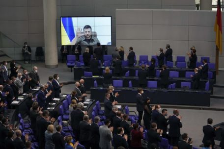 El presidente de Ucrania , Volodymyr Zelensky, pronunció un contundente discurso en el Bundestag,