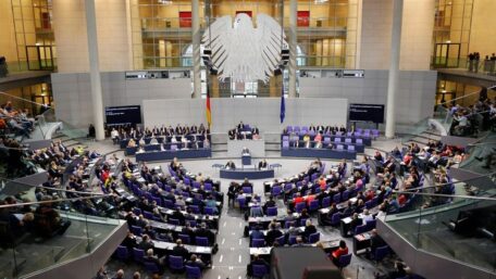 Bundestag popiera przyspieszenie dostaw broni ciężkiej do Ukrainy.