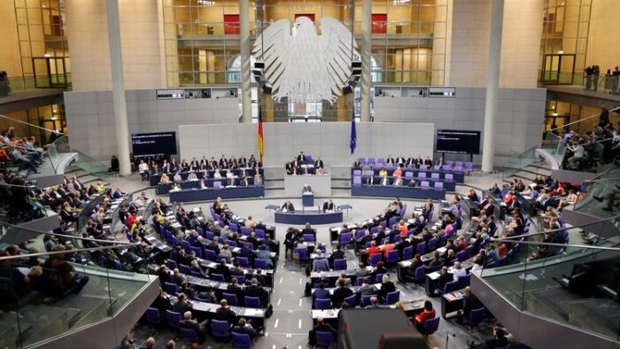 The Bundestag supports the accelerated supply of heavy weapons to Ukraine.