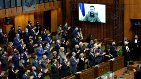 El parlamento canadiense condenó los crímenes de Rusia en Bucha y pidió un mayor apoyo a Ucrania.