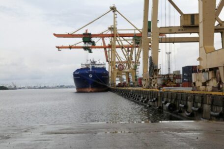 В связи с блокированием украинских портов Украина будет продавать зерно через латвийские порты.