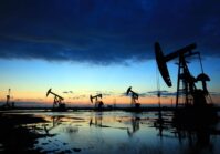 Цена на нефть падает на фоне ожиданий заявления Байдена о приостановке налога на топливо.