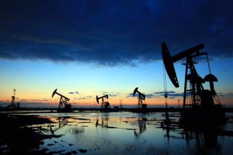 Cena ropy naftowej spada w oczekiwaniu na zapowiedź Bidena o zawieszeniu podatku paliwowego.