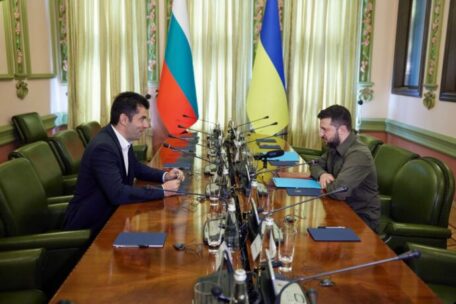 Volodymyr Zelenskyy se reúne con el primer ministro de Bulgaria, Kirill Petkov.