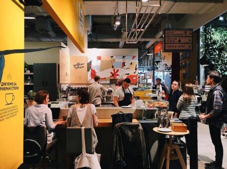 Київські кафе та ресторани поступово відновлюють свою роботу.