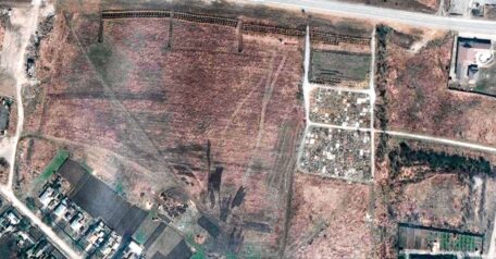 Se capturan imágenes de una nueva fosa común cerca de Mariupol con 200 nuevas parcelas.