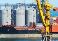 Миллионы тонн зерна застряли в портах Украины.