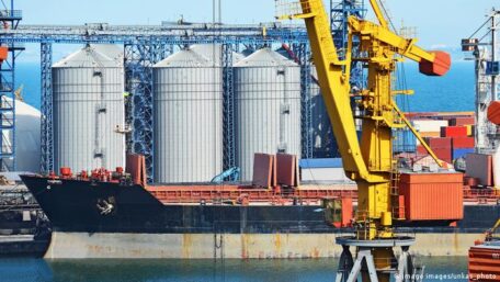 Мільйони тонн зерна застрягли у портах України.