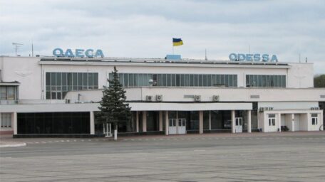 Rosjanie zniszczyli pas startowy na lotnisku w Odesie.