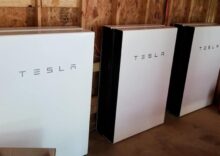 Elon Musk remet à l’Ukraine des systèmes d’économie d’énergie Tesla Powerwall.