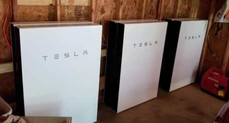 Elon Musk remet à l’Ukraine des systèmes d’économie d’énergie Tesla Powerwall.