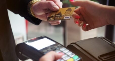 Wykorzystanie terminali kart płatniczych pokazuje, że ukraińska gospodarka stopniowo wraca do pracy.