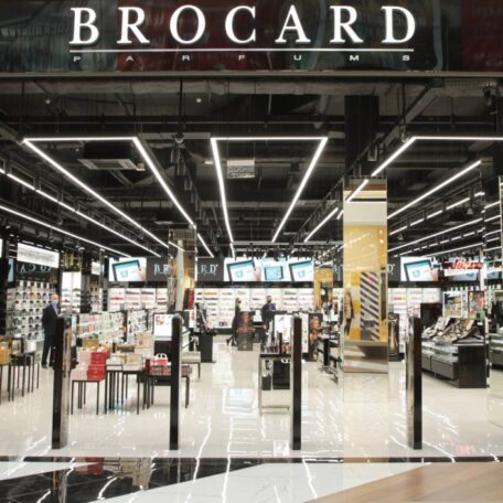 A French investor has bought the Ukrainian network of Brocard stores from their Russian owner.