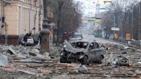 Straty Ukrainy z tytułu zniszczonych mieszkań, przedsiębiorstw i infrastruktury sięgają połowy PKB.