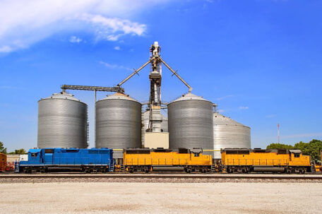 Украина создала два канала экспорта зерна.