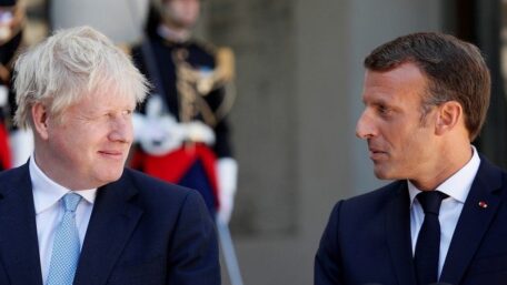 Boris Johnson and President Macron agree to continue supporting Ukraine.